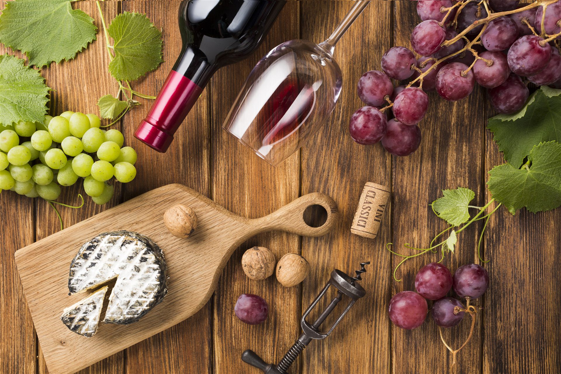 Wein, Käse und Trauben auf Holz