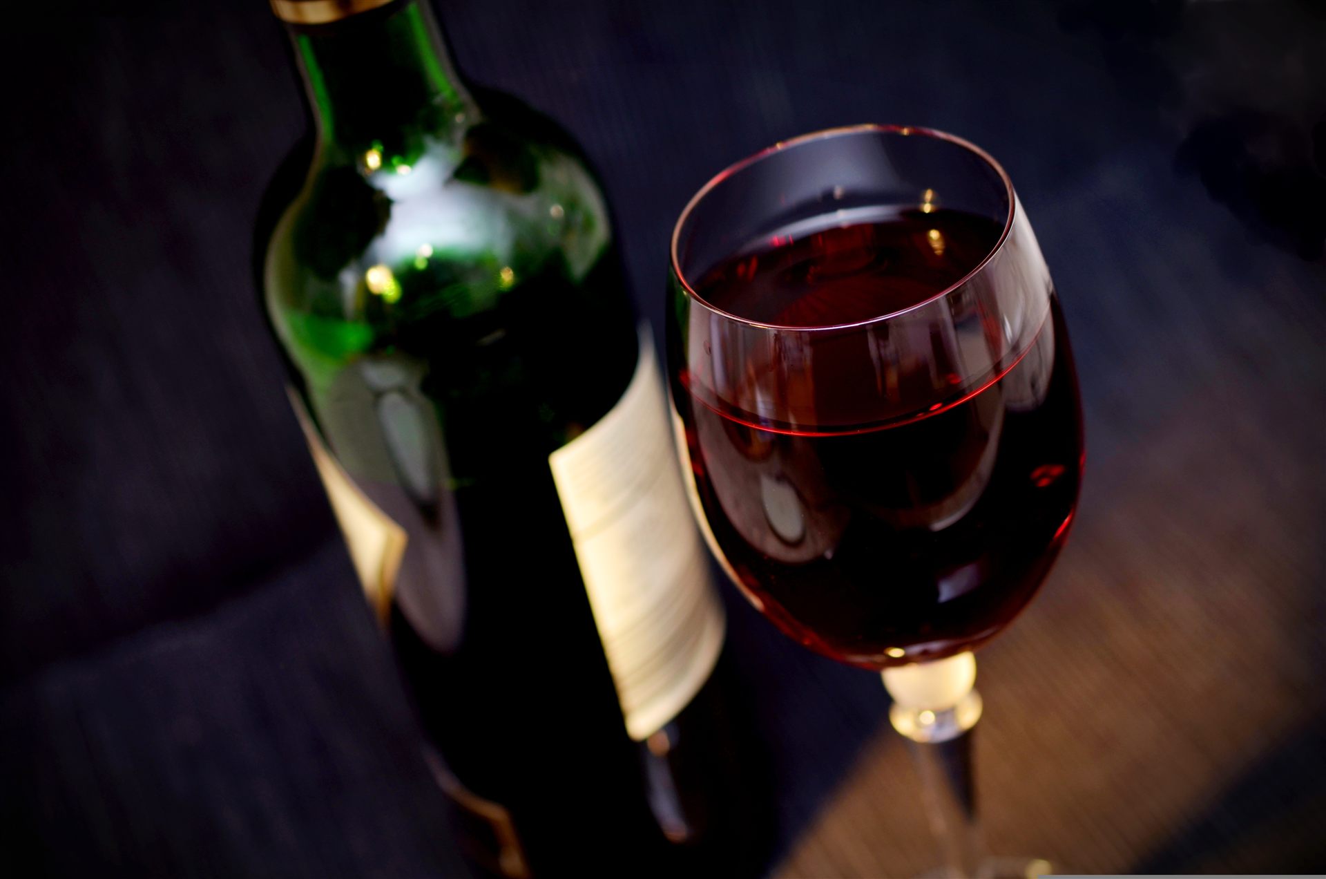 Flasche und Glas Rotwein