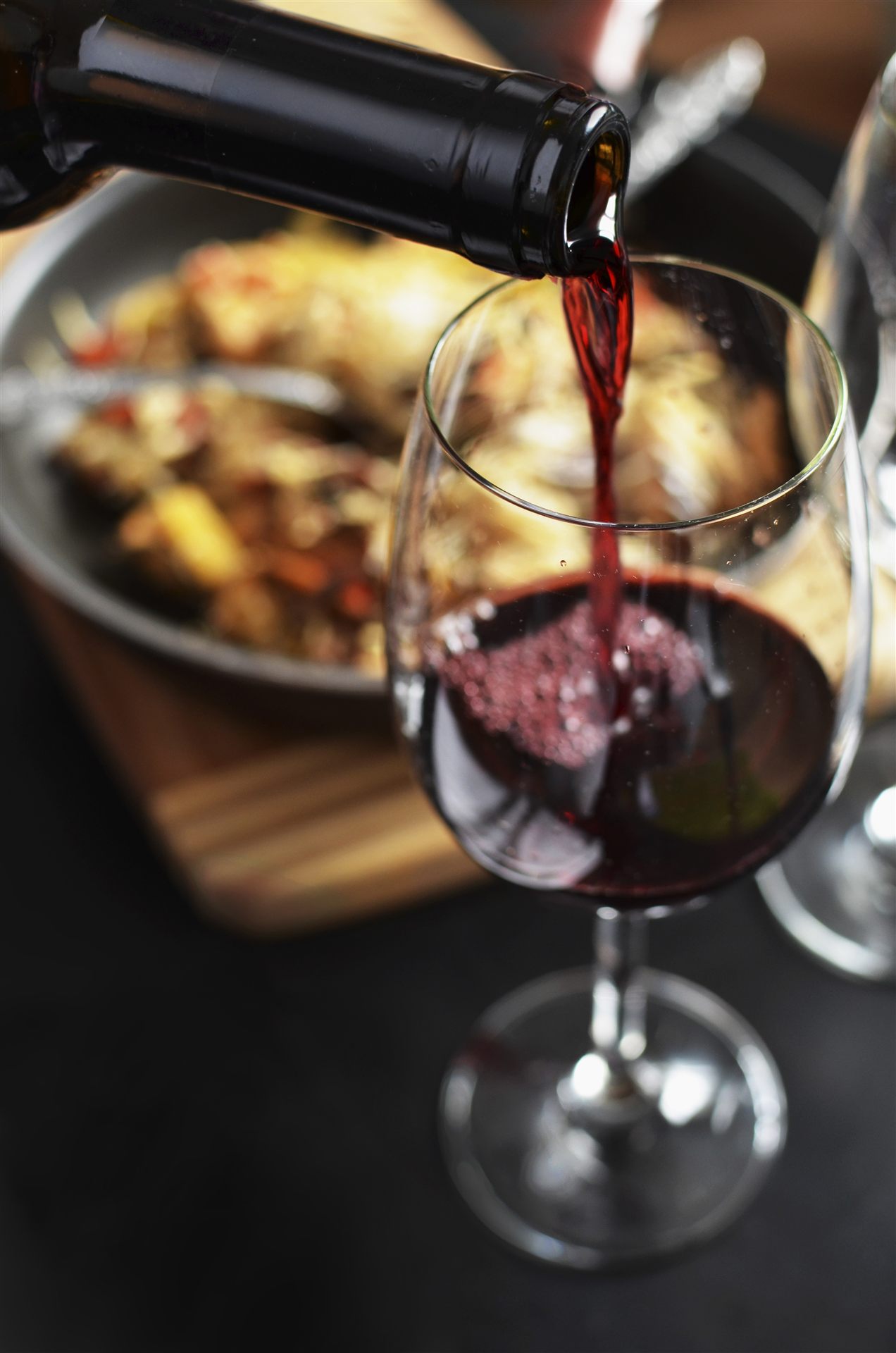 Rotwein wird zum Essen eingeschenkt