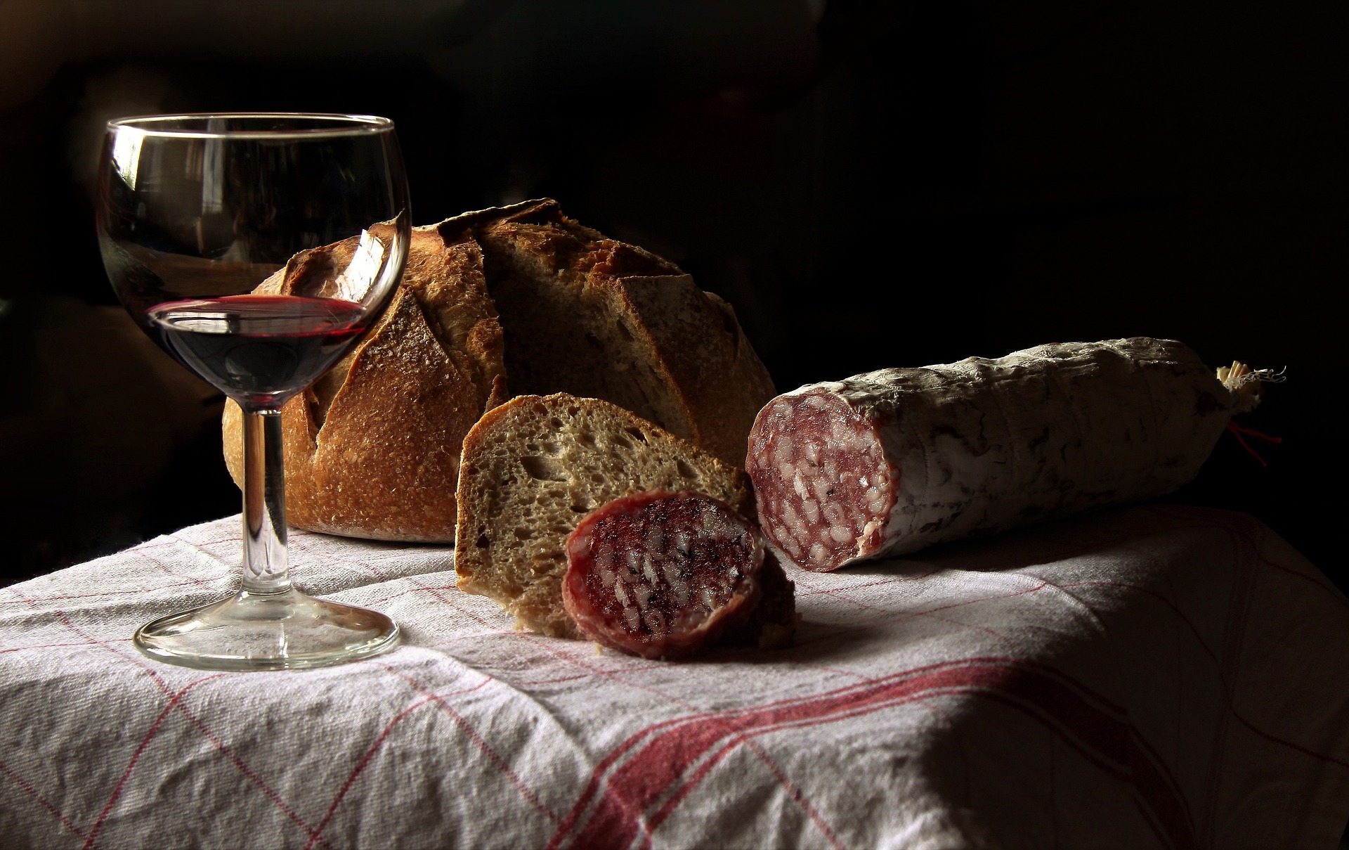 Rotwein mit Brot und Salami